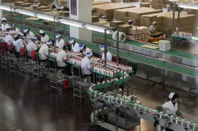 本以为它会随着反腐销声匿迹,哪知它成了今日A股奇葩 茅台酒厂生产线