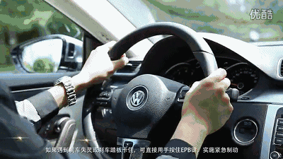正确的做法是利用档位降速,自动档变速箱切换为手动挡模式,然后通过