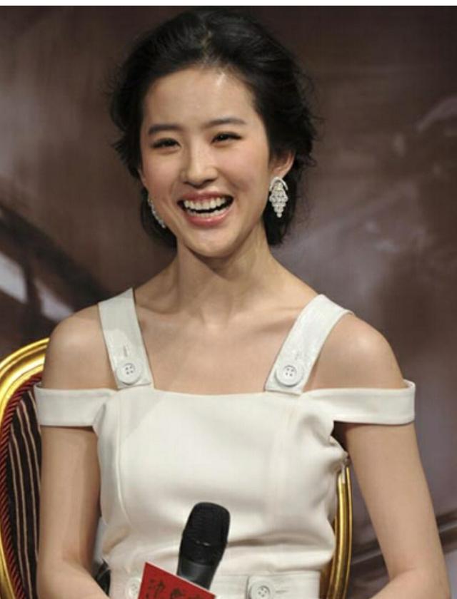 她现在眯眯眼加鼠牙，真丑成阆苑奇葩，快点去求林允的整牙秘诀！