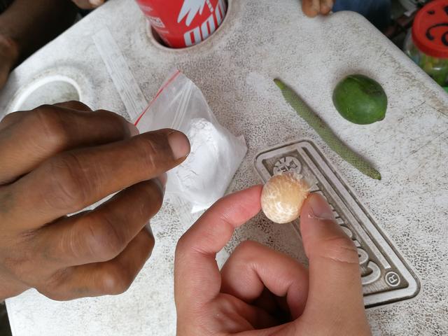 在神秘的食人族国度，土著教我吃&ldquo;醉槟郎&rdquo;