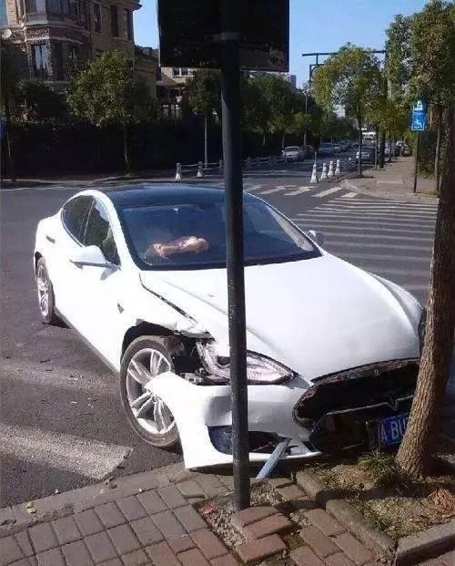 完了!剐蹭了!我该怎么走保险?