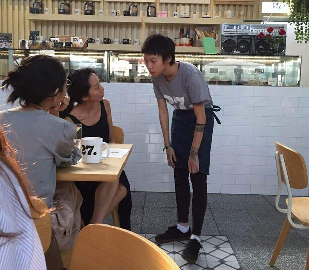 王菲与李嫣出游迪拜,李亚鹏却让窦靖童咖啡店打工,为何区别如此之大