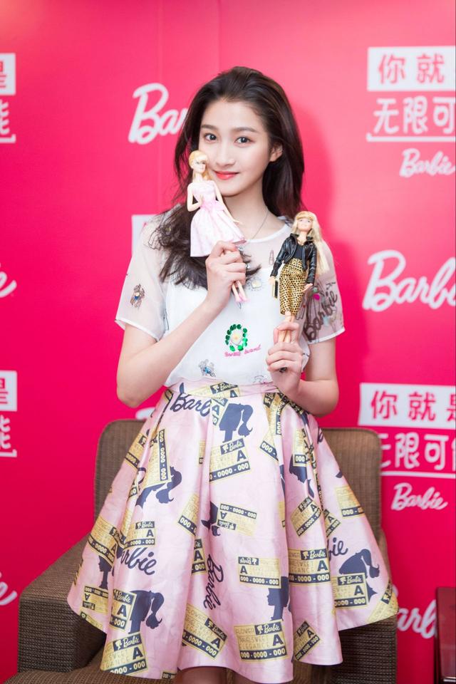 关晓彤身穿印花套装,比芭比娃娃还美,大长腿亮了,腿型
