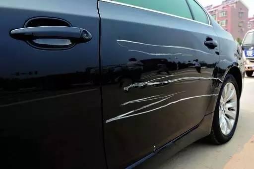 完了!剐蹭了!我该怎么走保险?