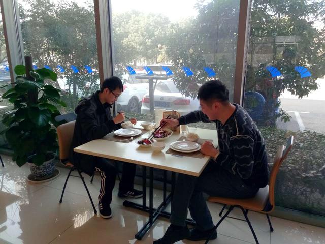 马上就要比赛了，中午还能二人世界共进午餐