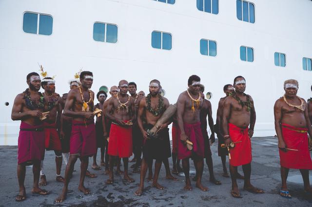 在神秘的食人族国度，土著教我吃&ldquo;醉槟郎&rdquo;