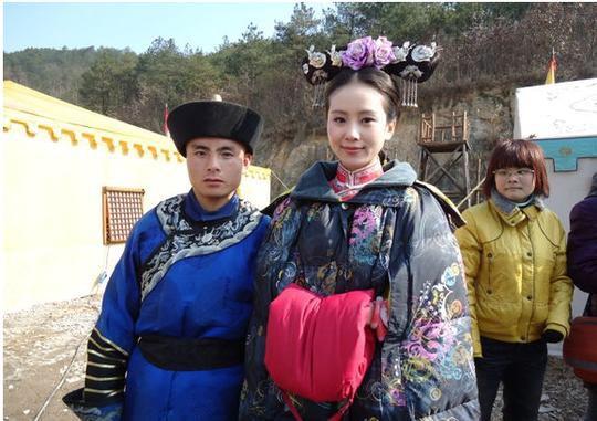 横店龙套演员和各大明星合照你见过吗?看到最