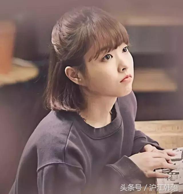 人物关系 1. 大力女都奉顺(朴宝英饰) 天生拥有怪力的大力萝莉。力气大,胃口好,性格棒,从小学开始就暗恋着邻家欧巴尹国斗。网瘾少女都奉顺的梦想是开发一款以自己为原型的网游,却意外成了游戏公司代表安敏赫的女保镖。 2. 富二代安敏赫(朴炯植饰) 这是个不一样的富二代,被指定为家产继承人,却非要出来单干,成了大型游戏公司的BOSS。但因为种种敌对势力无处不在,一直被跟踪威胁,在看到了奉顺的神力后,决定雇佣她为私人保镖。 3.