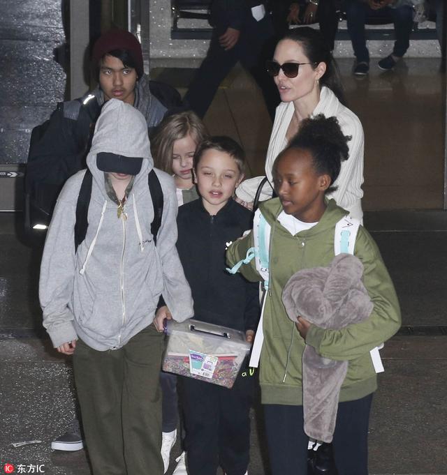 朱莉离婚后与大20岁前夫复合,皮特找前妻,这剧