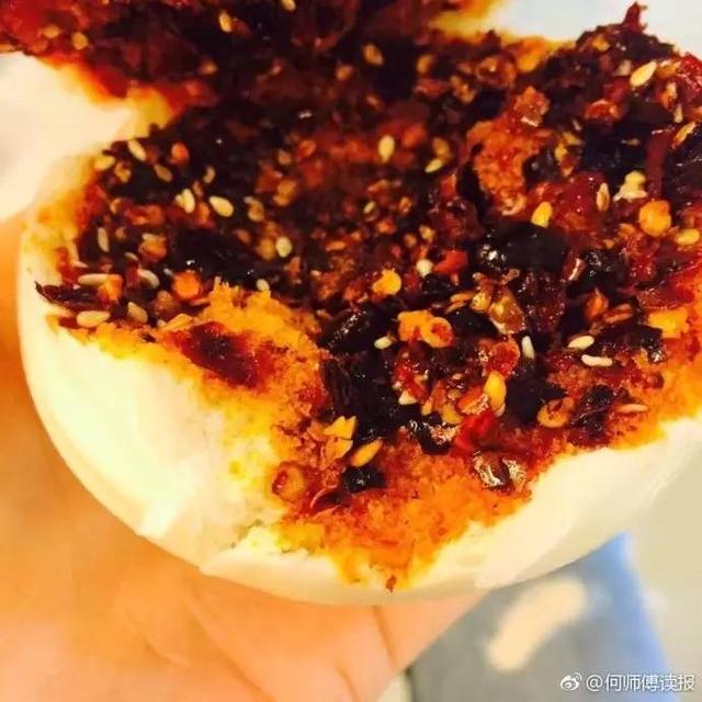 论西安油泼辣子夹馍的正确吃法：馍入辣香，指不沾油