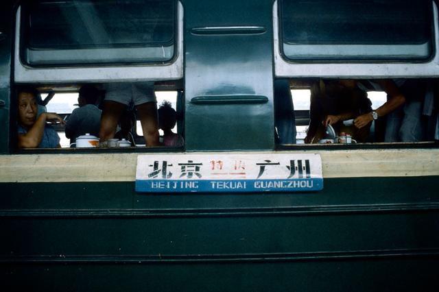 老照片:见证了我们成长的绿皮火车 1985年