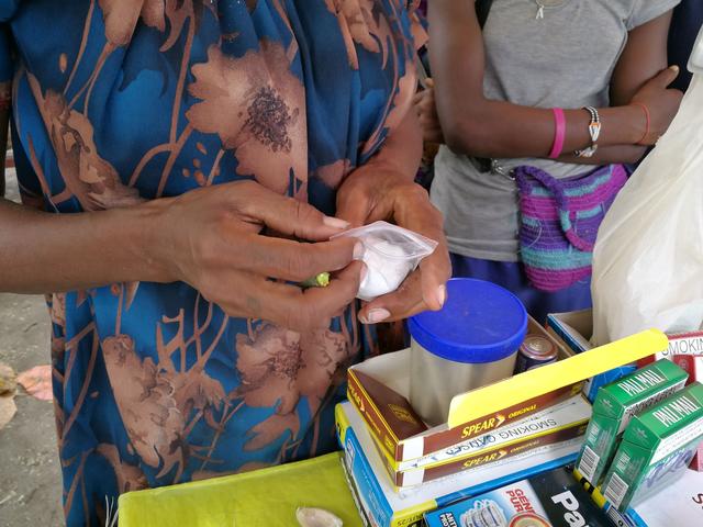 在神秘的食人族国度，土著教我吃&ldquo;醉槟郎&rdquo;