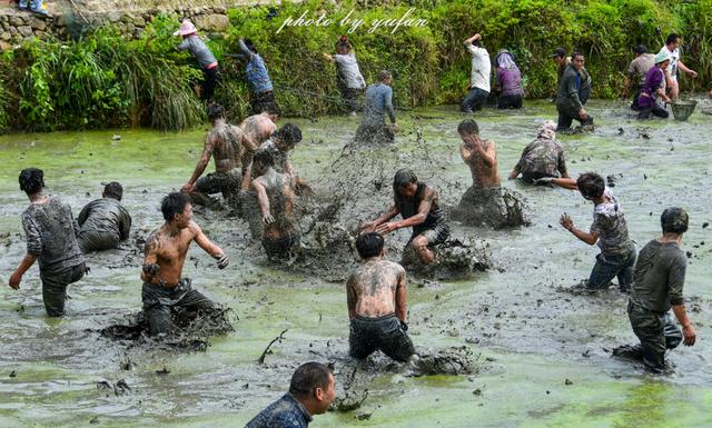发表了博文《混水摸鱼打泥战,男男女女光着. 来