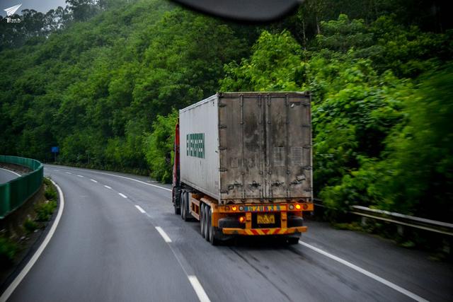 地上的水痕就是刹车淋水的痕迹