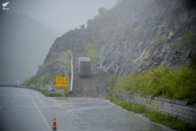 冲上避险车道的卡车