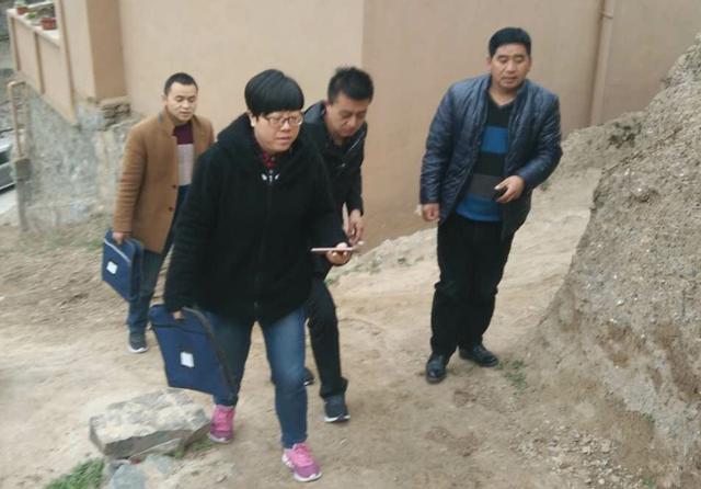 请点击输入图片描述 上图为县委副书记陈军,政府副县长巩武霞在石鸡坝