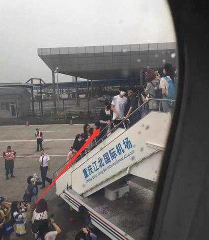 王俊凯登机。