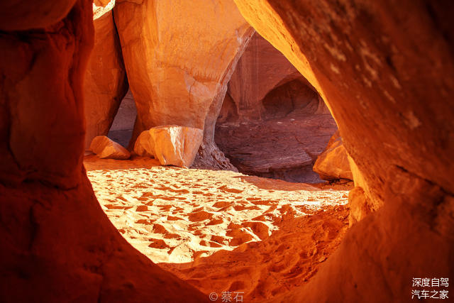 “穿越生命线”美西硬汉之旅第一季《重返66号公路》 在当地印第安朋友的带领下,我们去了他们祖先曾经生活过的山洞,这是被诅咒过的地方,大人都不敢上去