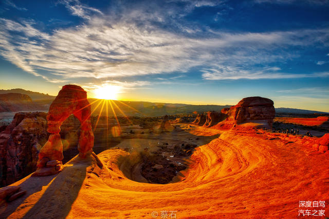 “穿越生命线”美西硬汉之旅第一季《重返66号公路》 MOAB 拱门公园,左侧那个拱门就是镇园之宝精致拱门,网上有许多这里的照片,但拍到整个环境的很少