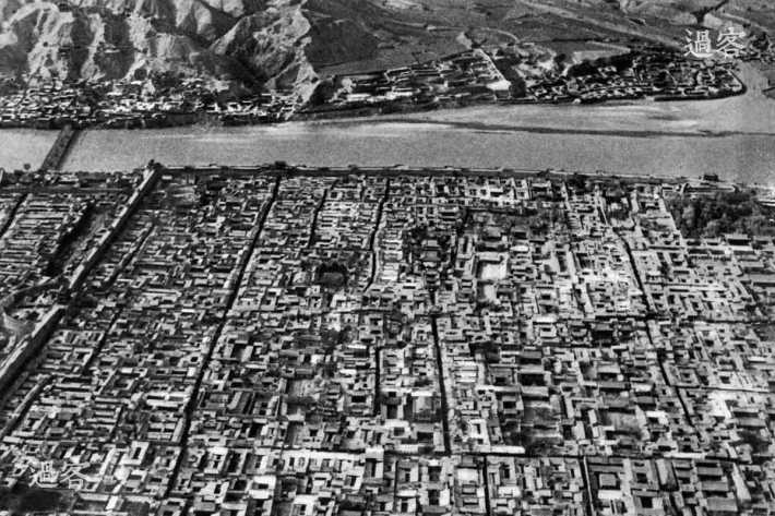 兰州城.照片左上角的跨河大桥是1918年由德国人修建的.