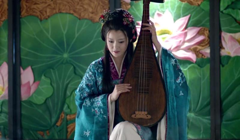 弹得娴熟，脸上娇羞一片