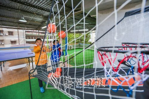 某午托机构内，楼顶被布置成孩子们的活动室。