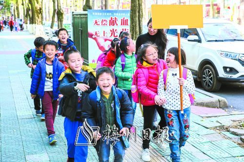 中午放学时间，某午托机构派人接学生放学。