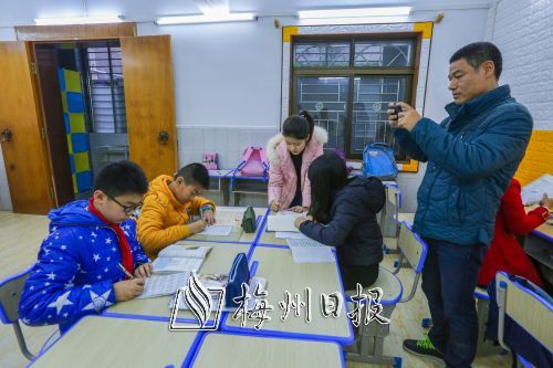 放学后，孩子们正在午托机构做作业，有老师辅导。工作人员还会拍照上传到家长微信群。