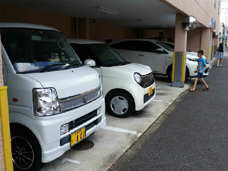 ▲日本狭小的私定停车位，对汽车尺寸是一个硬性约束