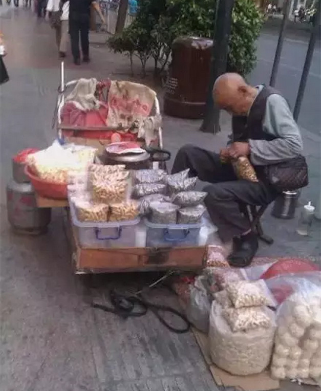 关于人性与爱的25张照片,总有一张触动你的心