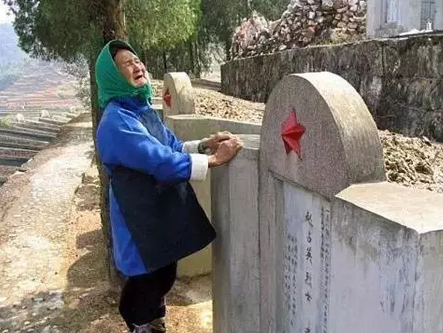 关于人性与爱的25张照片,总有一张触动你的心
