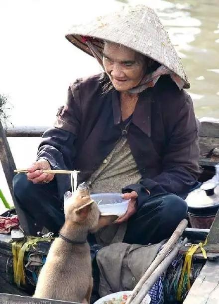 关于人性与爱的25张照片,总有一张触动你的心