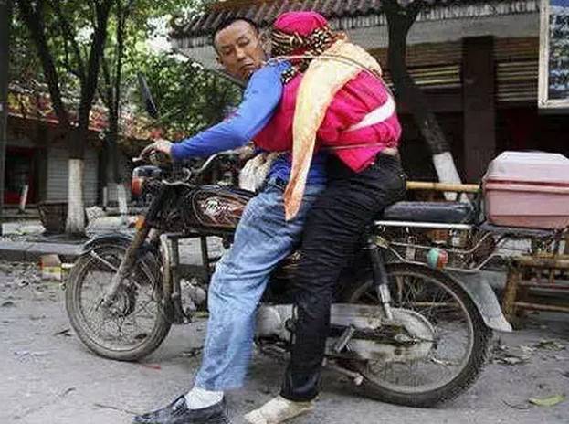 关于人性与爱的25张照片,总有一张触动你的心