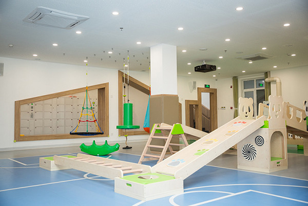 红黄蓝逐步升级园区环境设计，为孩子提供充满启发的安全活动空间。