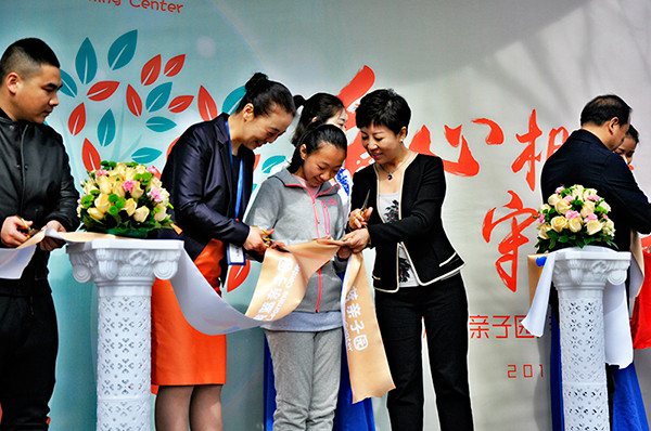 史总与首批会员代表剪彩