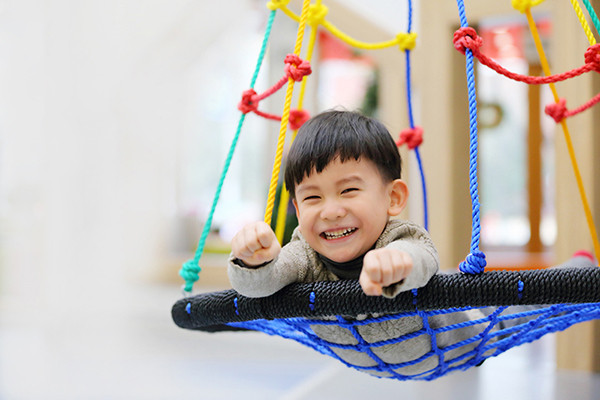 红黄蓝专注教育品质，不断进行课程和产品的升级，让孩子在快乐中体验、学习、成长。