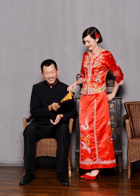 突然发现,外国的洋媳妇穿上中国式婚礼礼服的时候,特别的美!