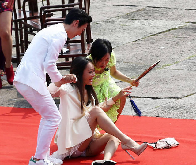 女星们穿恨天高摔倒的尴尬瞬间柳岩摔倒我不扶我只服范冰冰