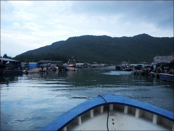 以渔排著称!后海铁炉港,海棠湾附近一处海湾.