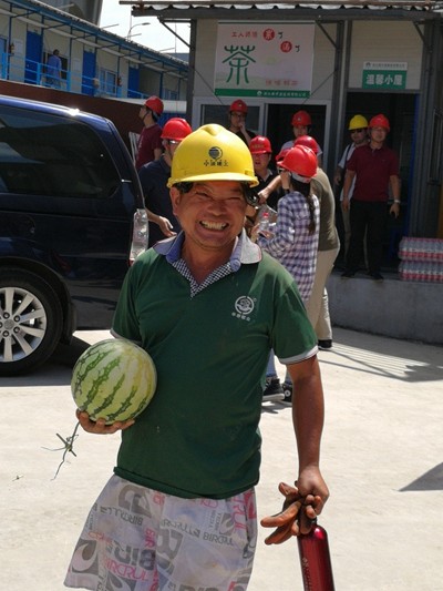 一线工人辛苦作业市民抱着大西瓜慰问