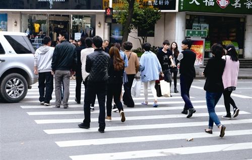 宁波闹市区暗访过马路:有人带头闯红灯,然后一群人跟着闯