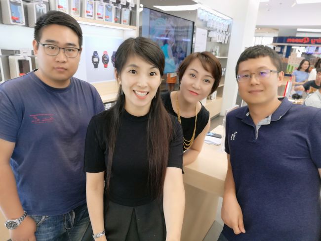 "华为最牛美女产品经理"王婷婷与现场嘉宾使用huawei nova 2系列自拍