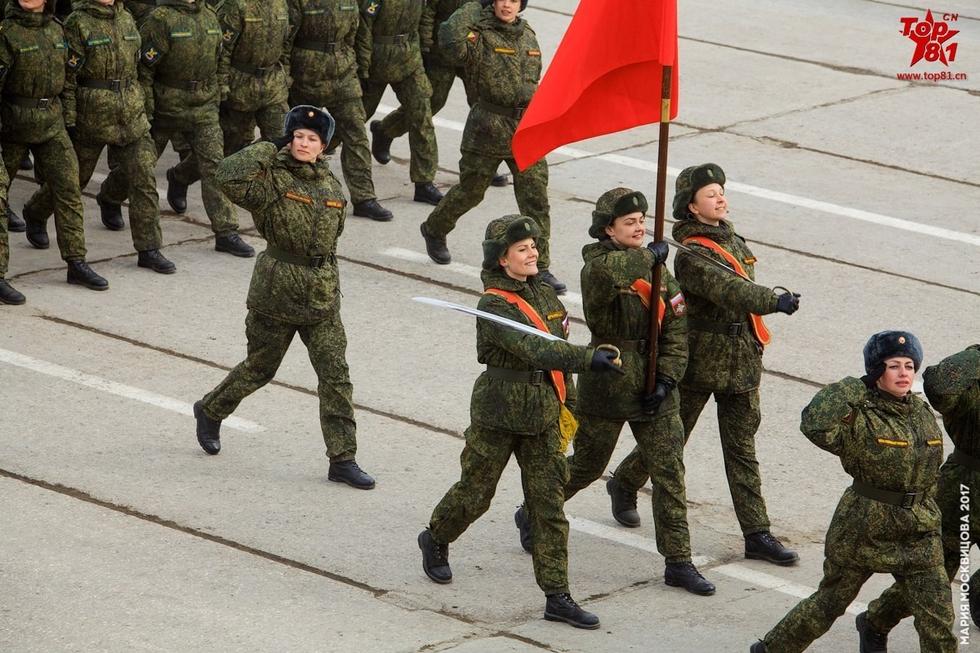 俄罗斯女兵冬装图片