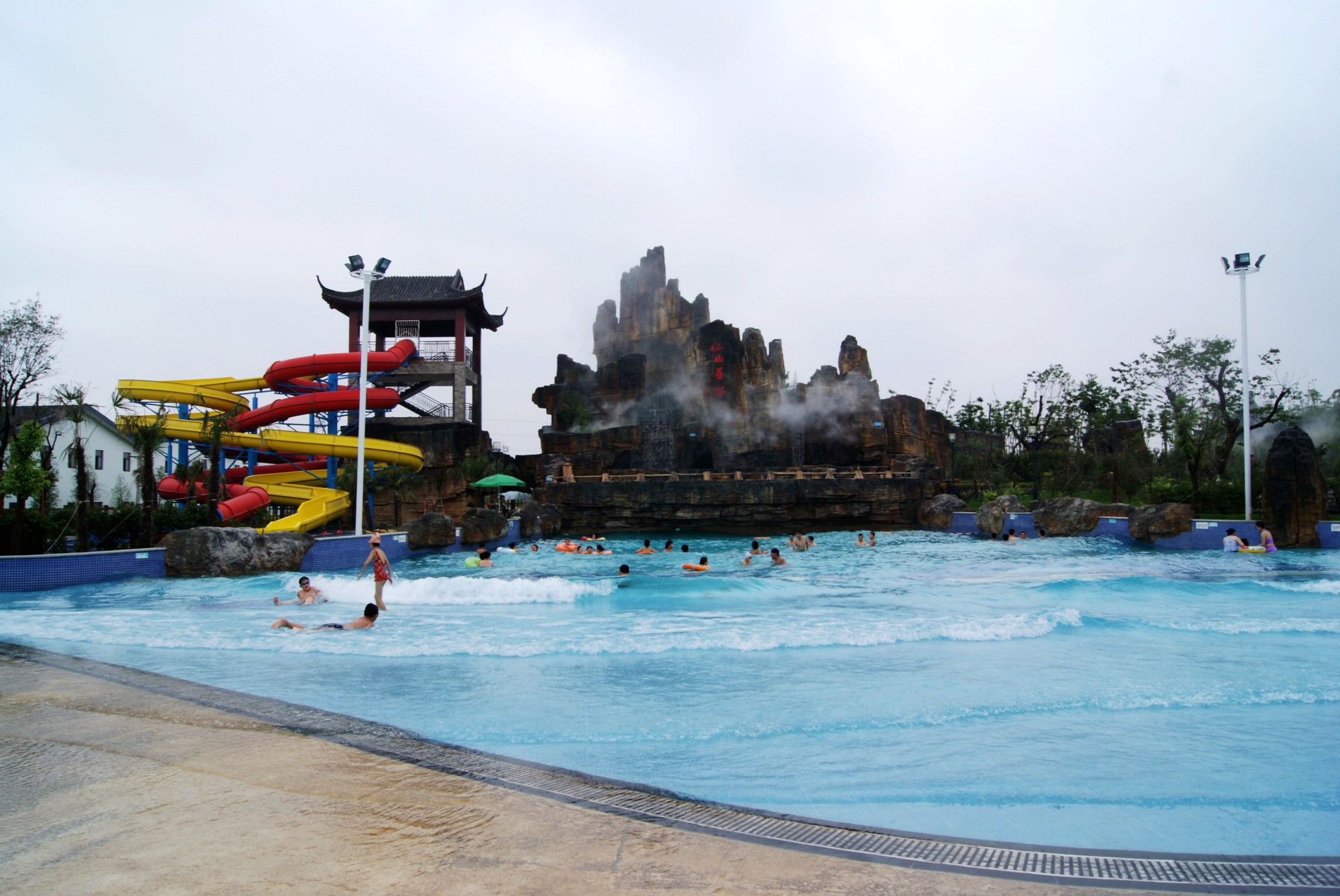 水上乐园我们来了~扑通扑通下水喽~~~斑点哥跟宝贝姑娘玩的相当开森