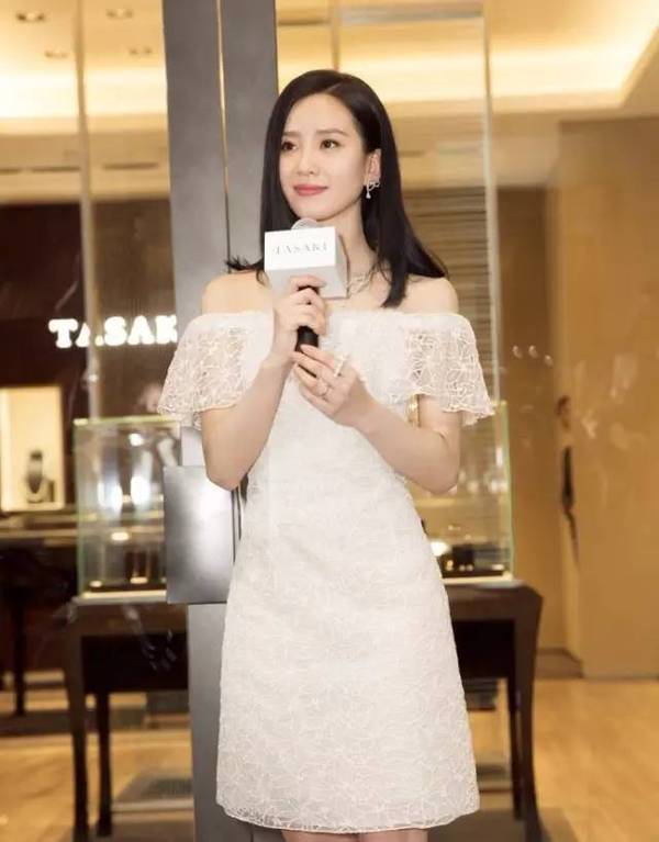 露肩装vs露背装你喜欢哪一个穿搭