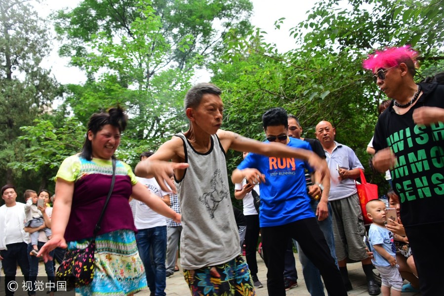 郑州尬舞辗转多地遭投诉 尬舞者:能带动经济