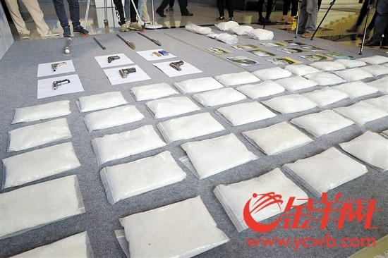 20日新闻发布会上,警方展示缴获的毒品及枪支等作案工具 记者 黄巍俊
