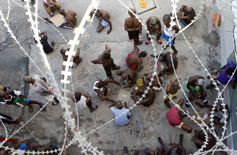 海地监狱环境恶劣 囚犯被迫塑料袋中排便