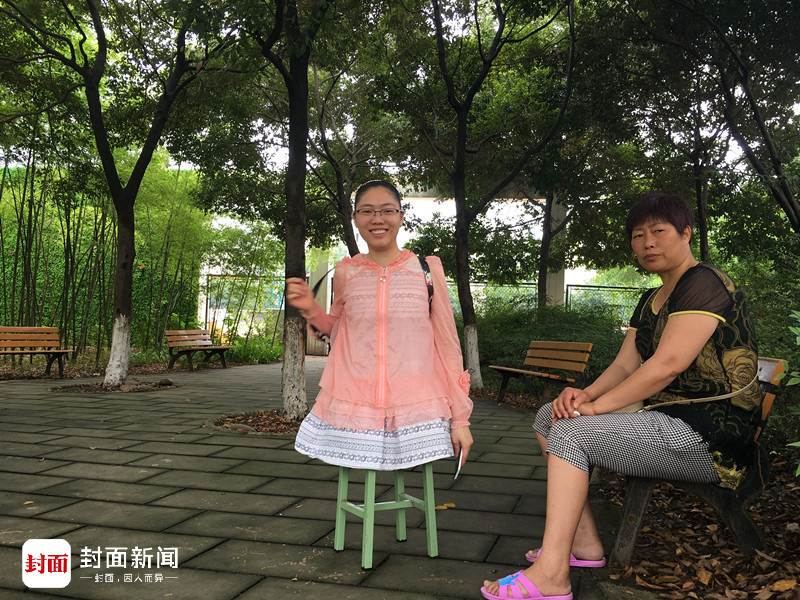 安装假肢失败  二姐照顾自己直到高中毕业8岁时,黄欢学会了用两条四脚