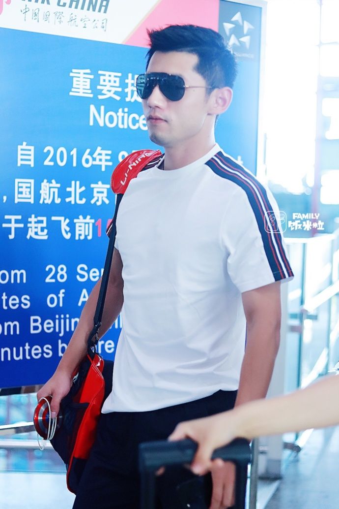张继科飞成都晚登机被广播找人 网友:宝宝好可爱